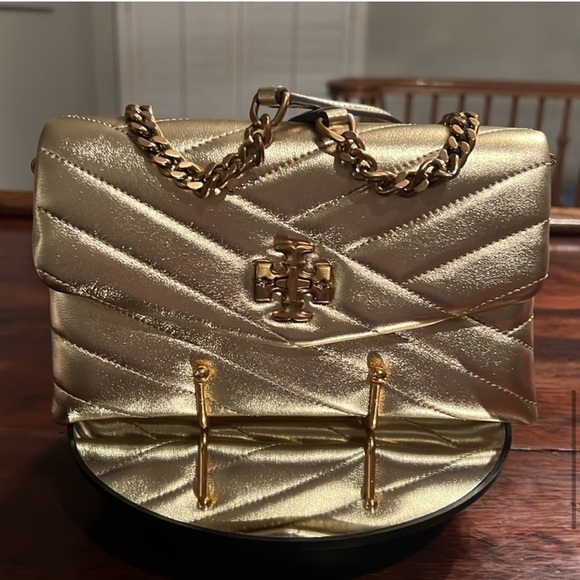 TORY BURCH Kira Chevron Chain Wallet Gold - Picture 2 of 9
